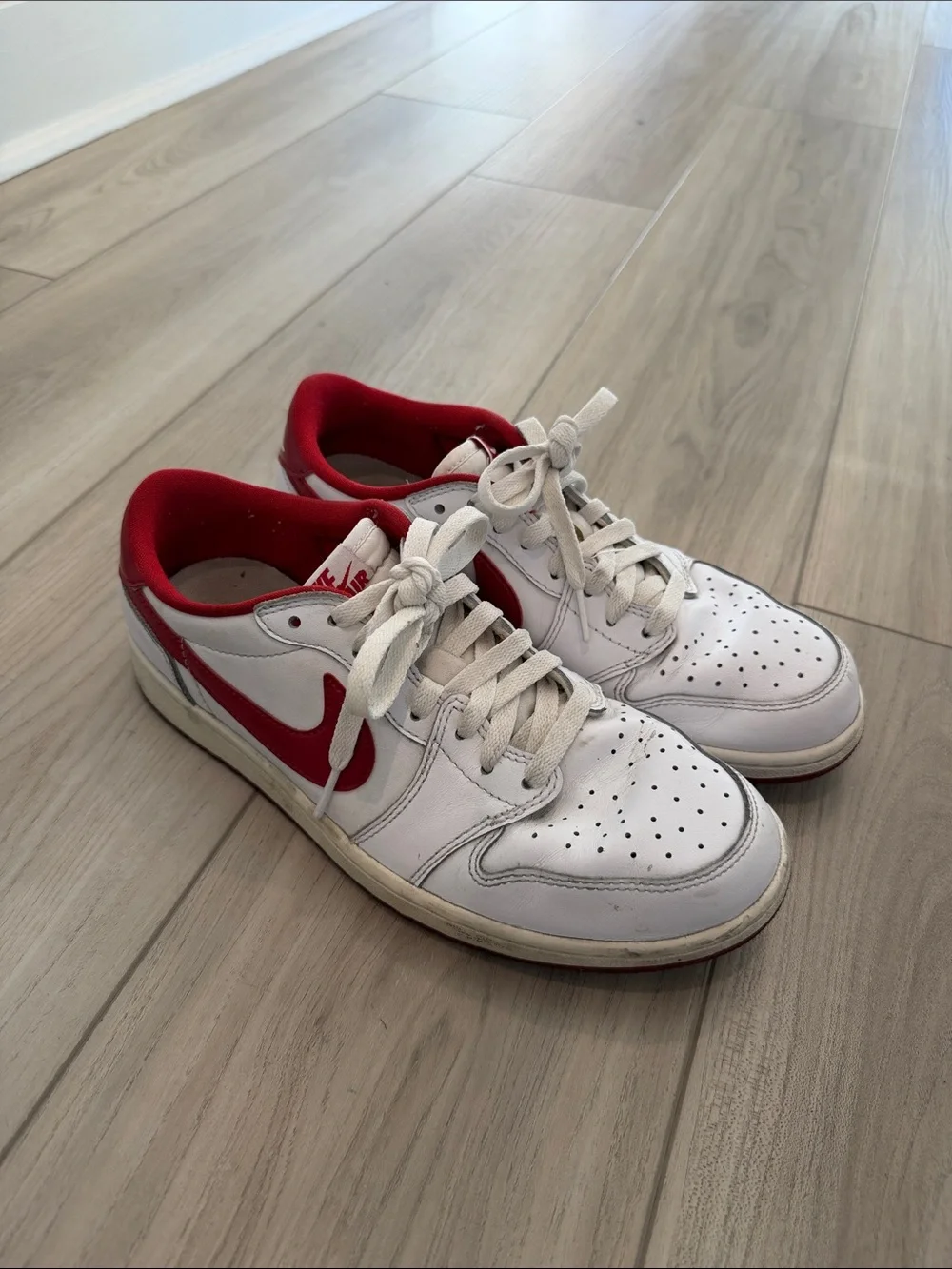 Nike White and Red Low-Top Sneakers